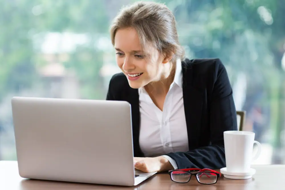 personne dans la bureautique heureuse d utiliser atheneo erp